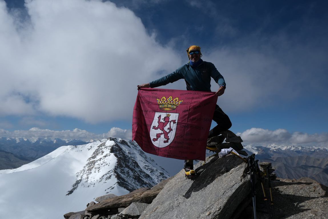 Imagen de Goyo Calvo posando con la bandera de león en la cima. | GOYO CALVO