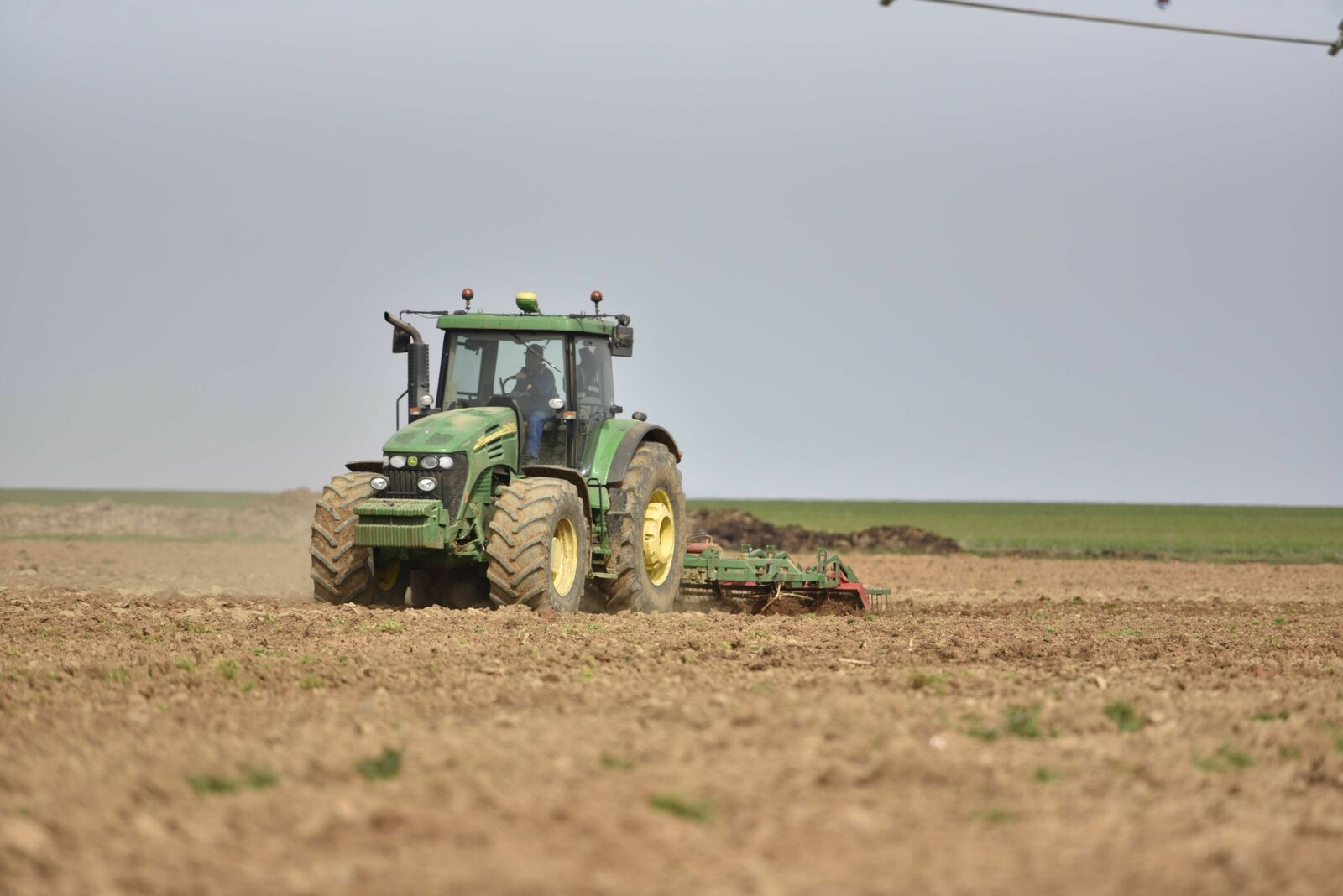 Desciende el número de contratos en el campo leonés, pero aumentan los indefinidos. | SAÚL ARÉN