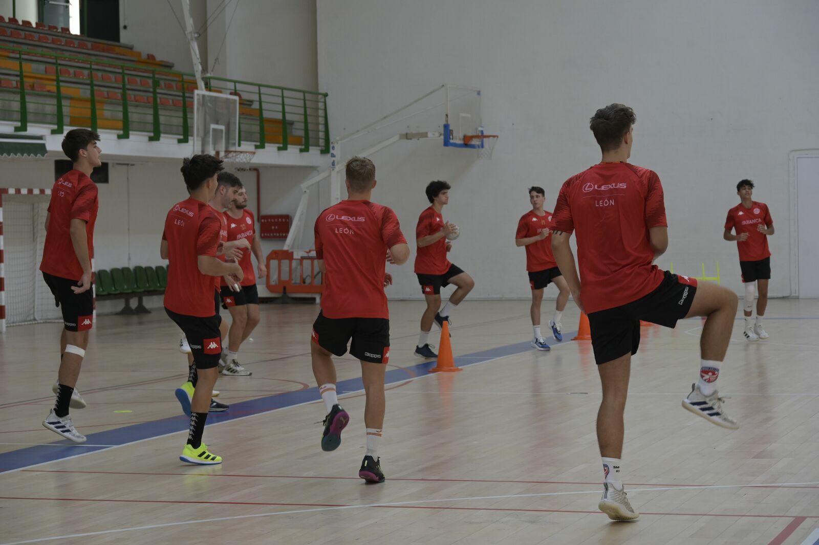 Uno de los últimos entrenamientos del Ademar en San Esteban. | MAURICIO PEÑA