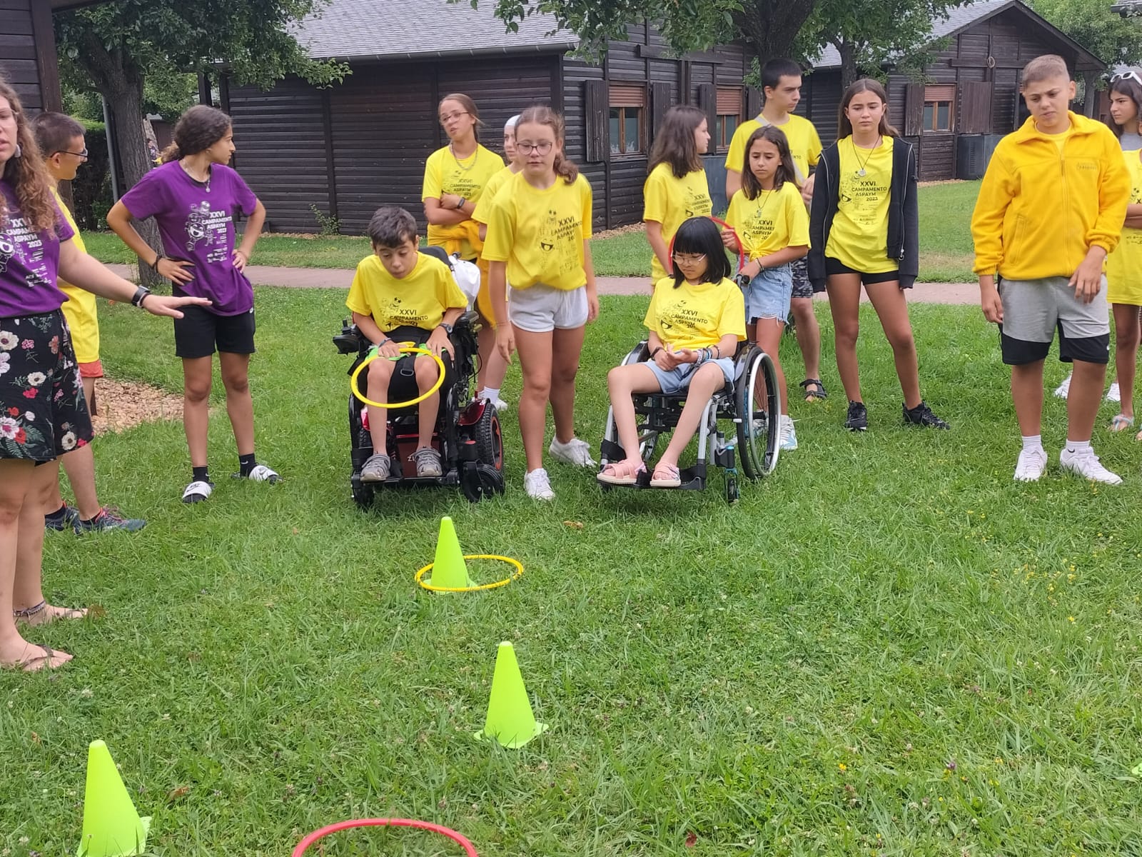 Momentos de las "olimpiadas" inclusivas en el campamento.