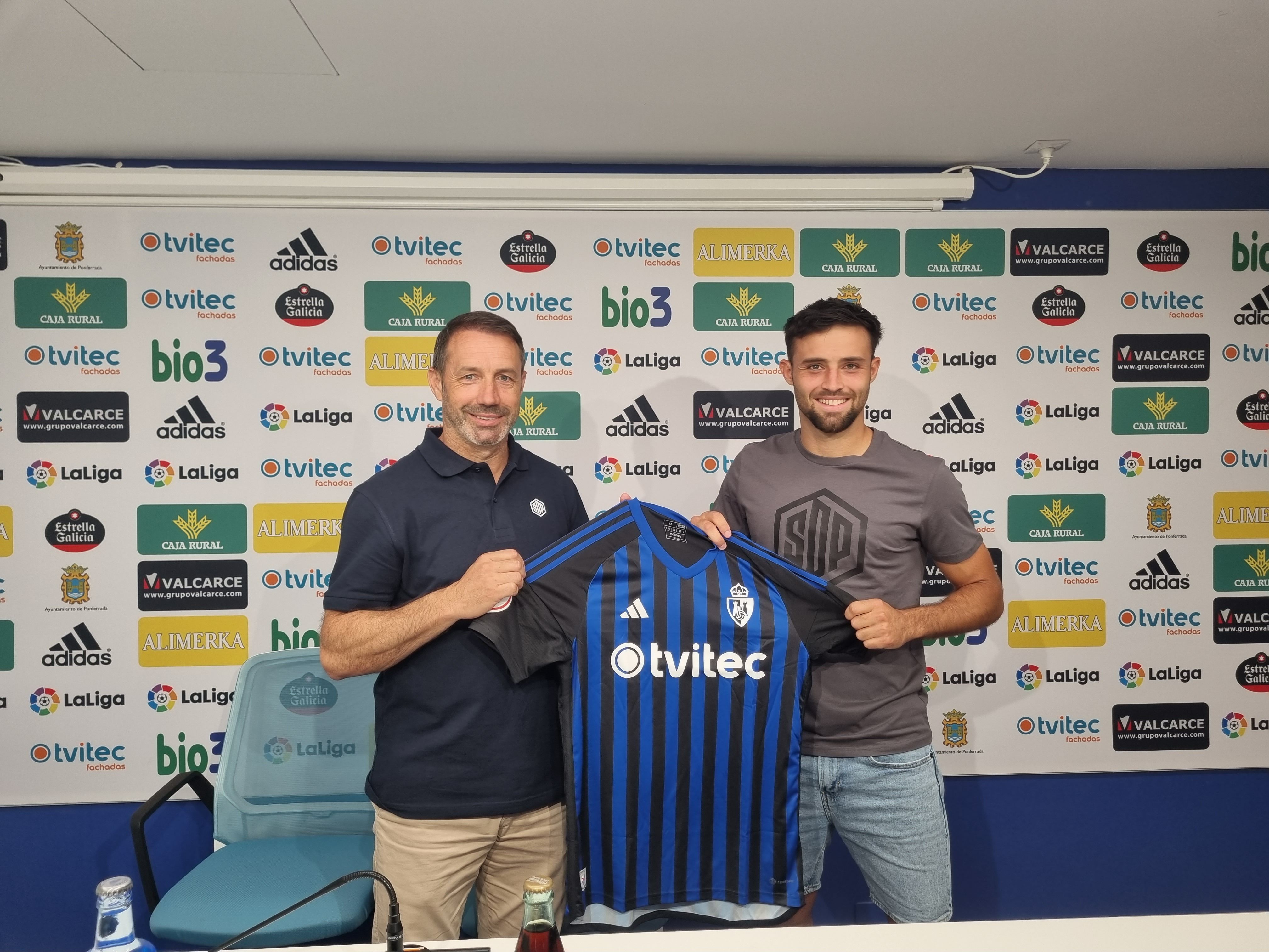 Kevin Sibille junto a José Sietes posando con la segunda equipación de la Deportiva | LNC