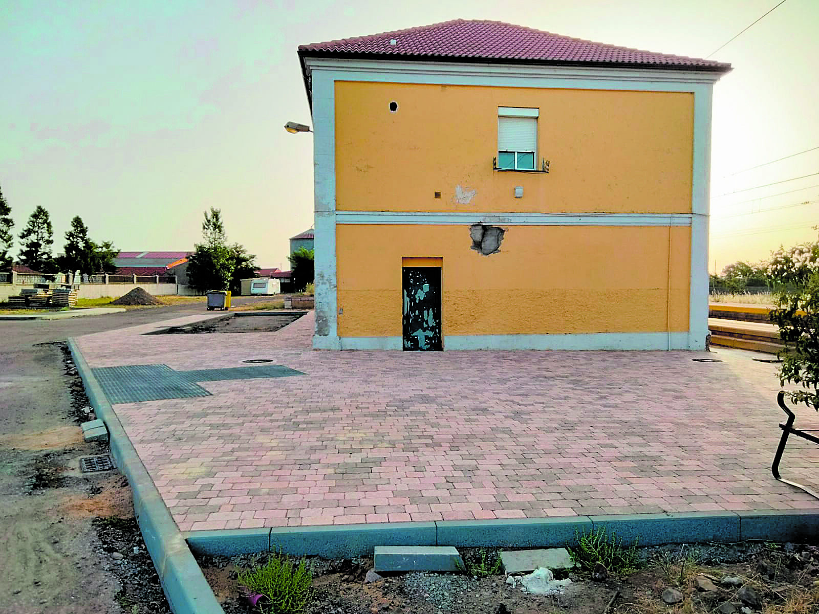 El entorno de la antigua estación de trenes está pendiente del asfaltado y la instalación del parque infantil. | EDUARDO TOCINO