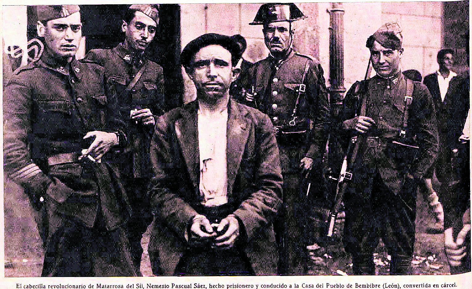 El cabecilla revolucionario de Matarrosa del Sil, Nemedio Pascual Sáez, hecho prisionero y conducido a la cárcel de Bembibre.
