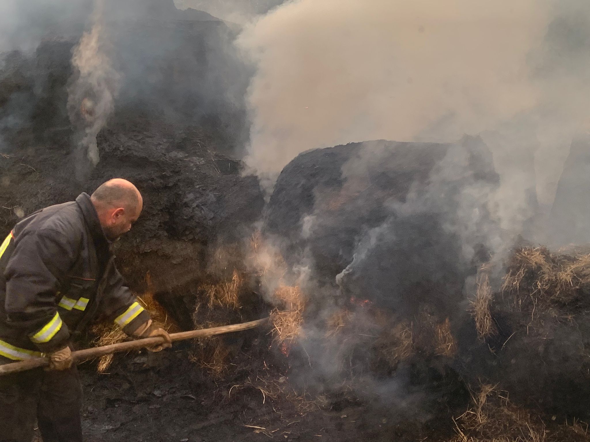 Una imagen de los trabajos para sofocar el incendio.