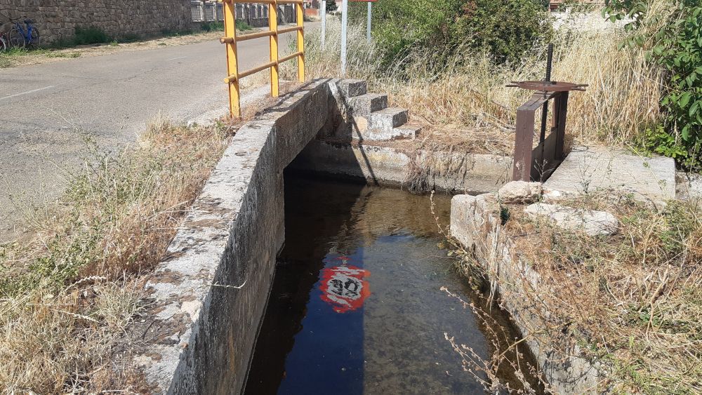 Puentecillo sobre la presa Puentecillo sobre la presa