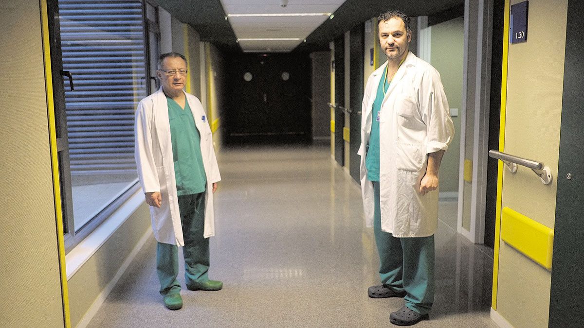 Los dos cirujanos pediátricos del Hospital de León, Eric Ardela y José Pradillos. | DANIEL MARTÍN