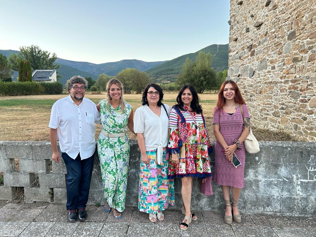El organizador Manuel Cuenya con algunas de las autoras participantes en el encuentro literario en Noceda del Bierzo.