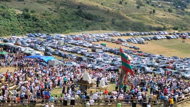 El entorno de la ermita de Nuestra Señora de Riosol, en Maraña, albergó una de las romerías más multitudinarias de la provincia. | M.J. FERNÁNDEZ
