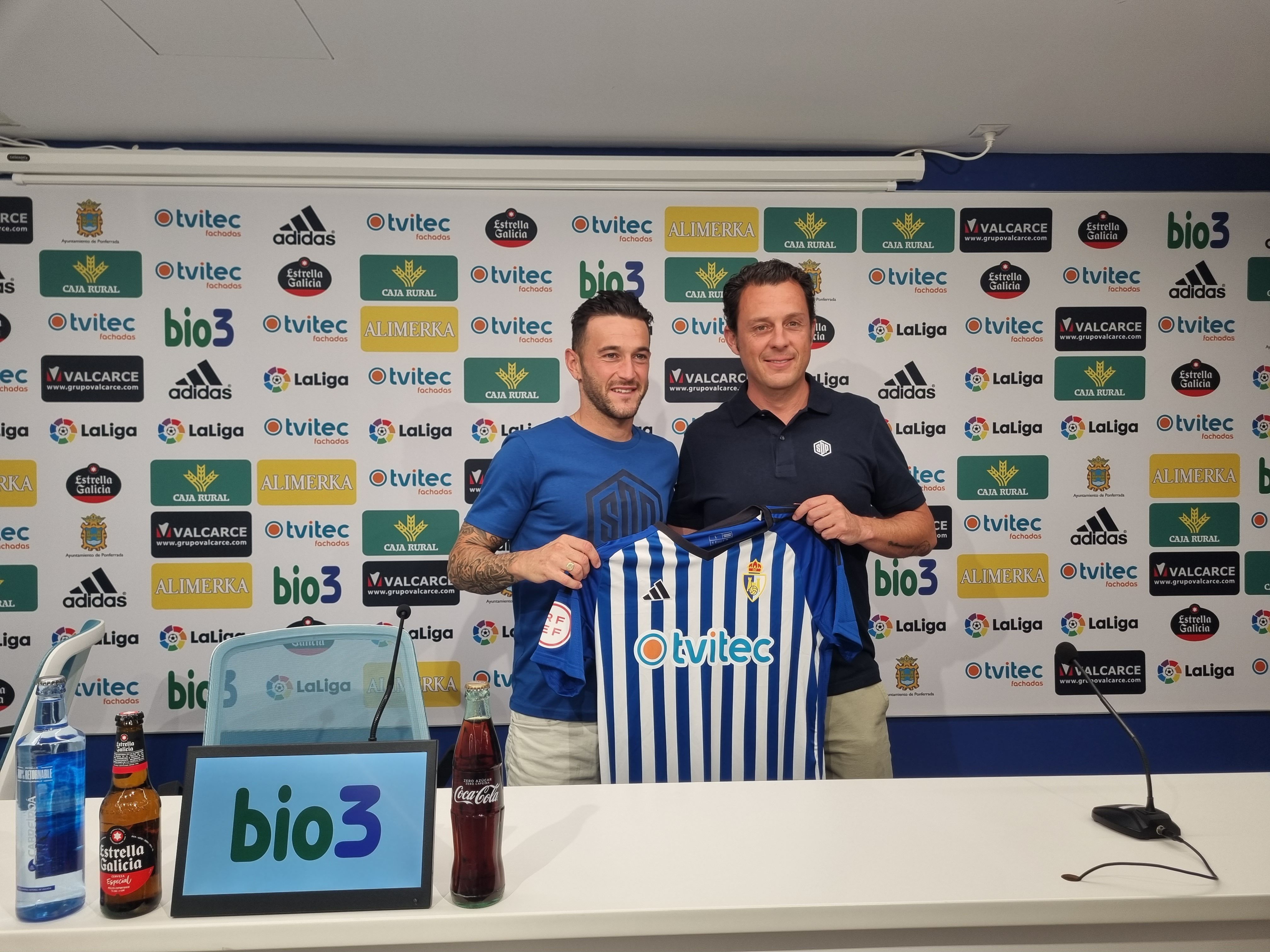Pol Llonch posando con la camiseta de la Deportiva junto a Eduardo Domínguez | LNC