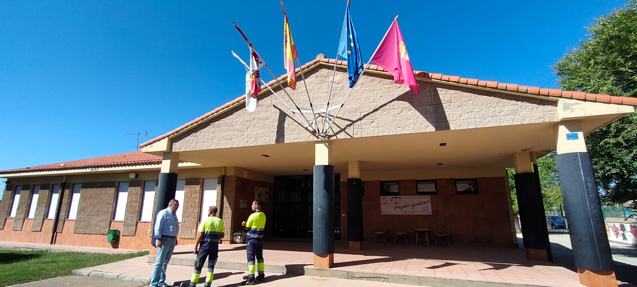 Imagen El alcalde de Sariegos, Roberto Aller Llanos, visita las obras del CRA Emilio Alonso de Azadinos | LNC