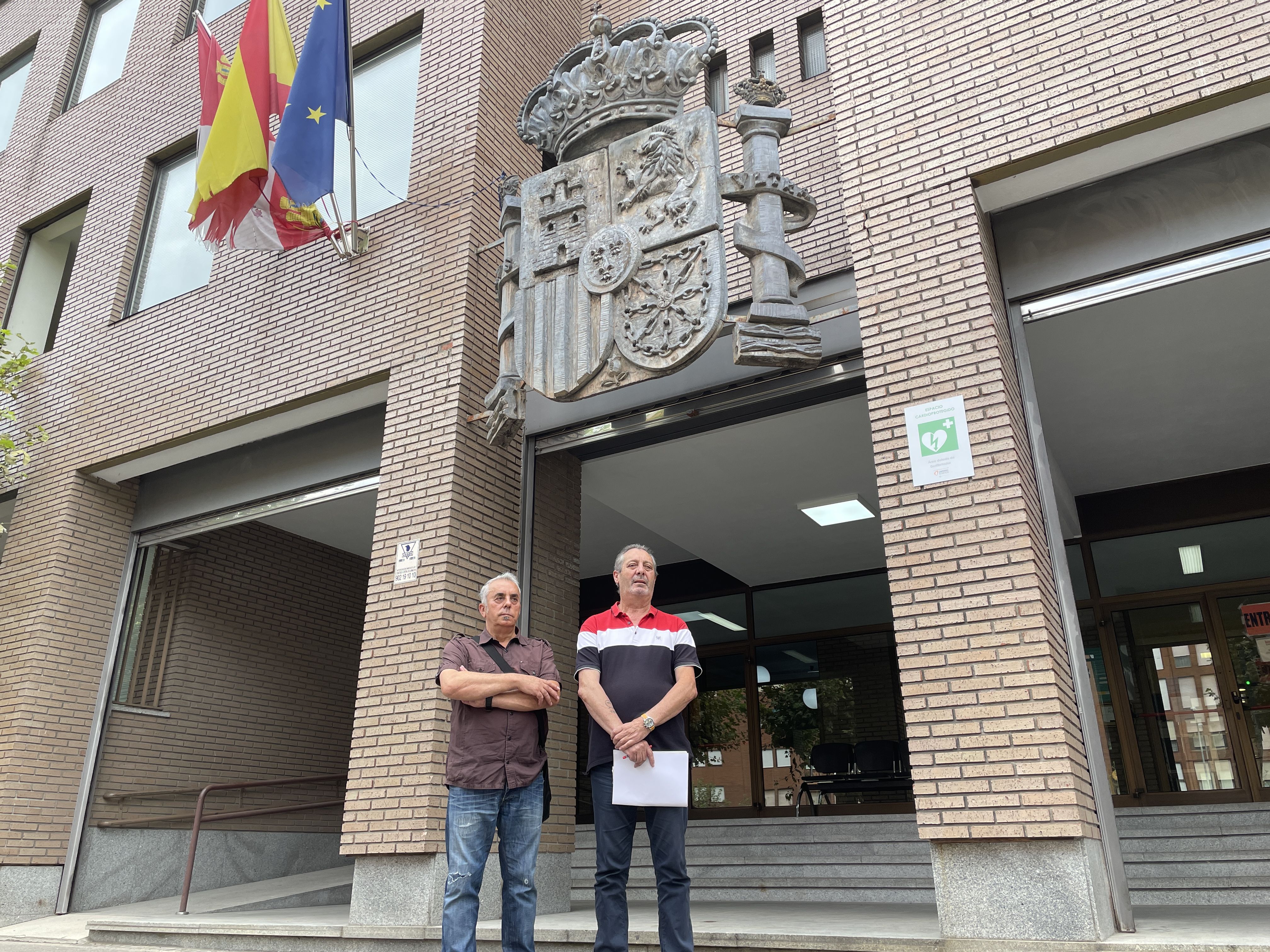 Miembros de Bierzo Ya en el juzgado de Ponferrada después de presentar la denuncia. | Javier Fernández