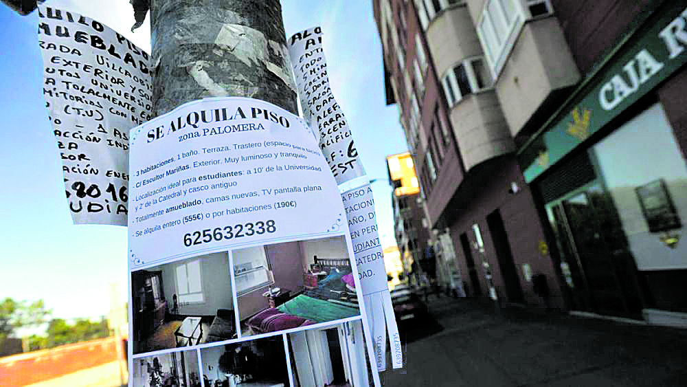 Cartel anunciador de piso de alquiler en un barrio de León. | L.N.C.