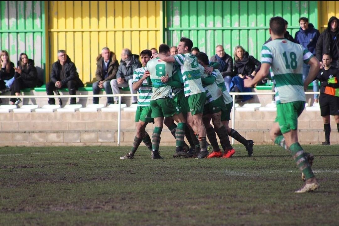 Imagen de la plantilla de La Virgen del Camino celebrando un gol la temporada pasada | LA VIRGEN DEL CAMINO