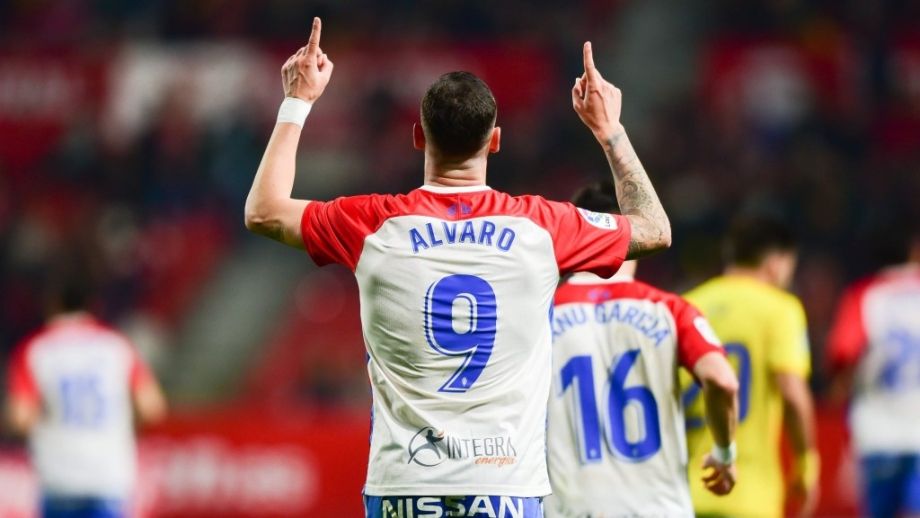 Álvaro Vázquez celebra un gol con el Sporting de Gijón.