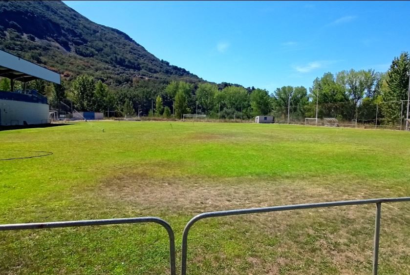 Campo de fútbol de césped natural de Flores del Sil. | Ayuntamiento de Ponferrada