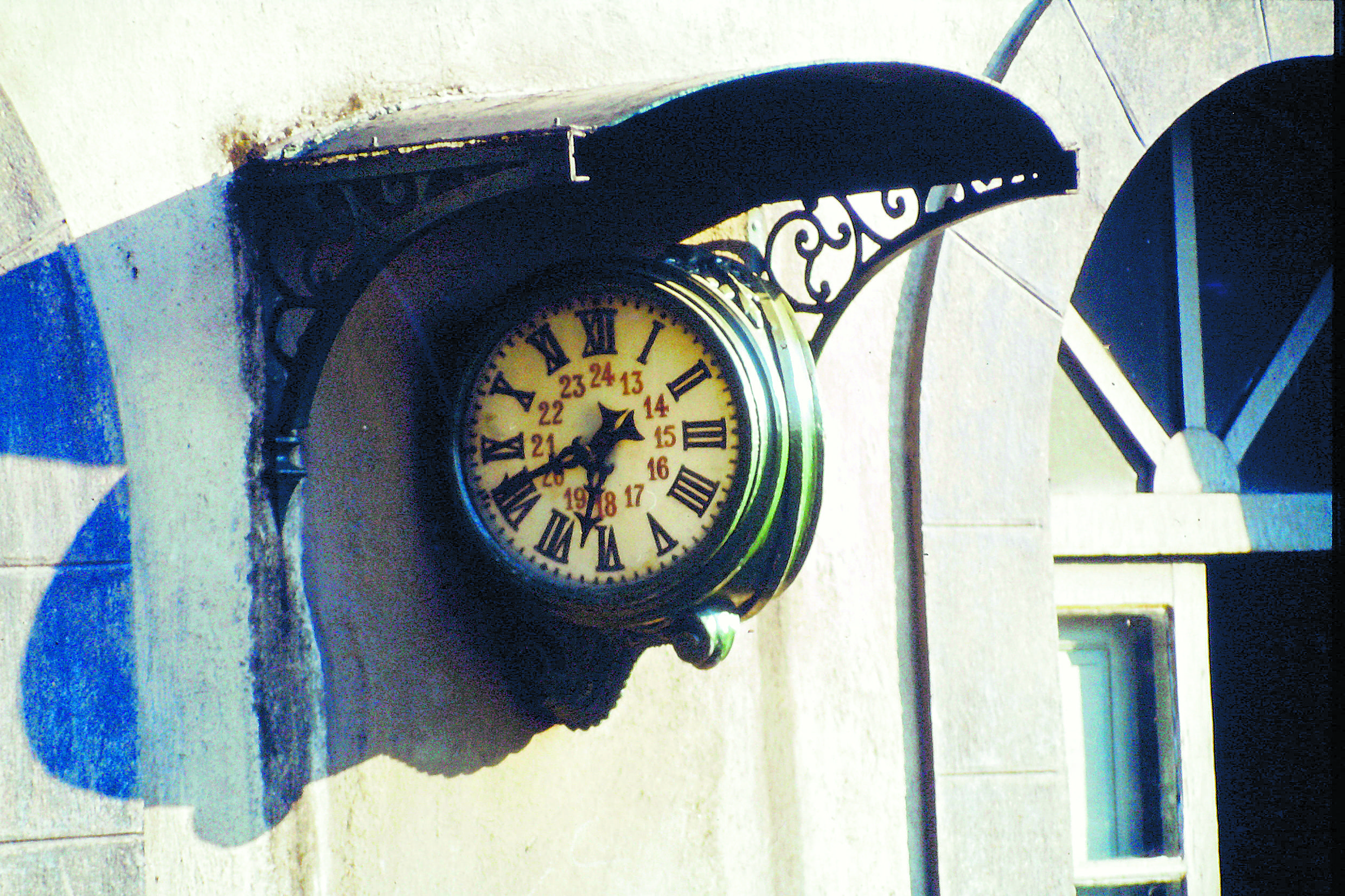 Antiguo reloj de la Estación de MSP (Minero Siderúrgica de Ponferrada) en una imagen de finales de los años 70.