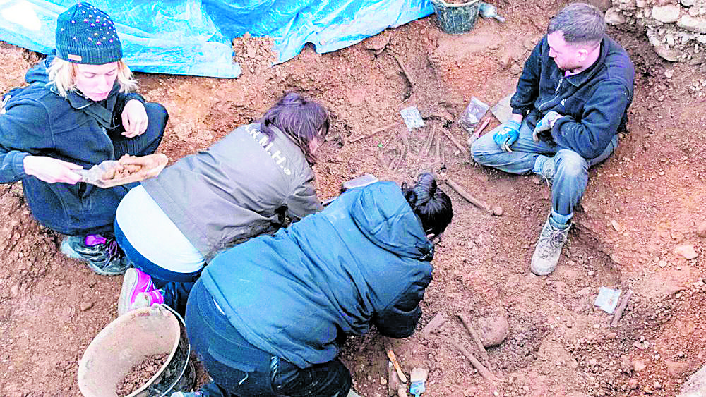 Los trabajos de la ARMH en el cementerio de Villadangos en 2022 van dando sus primeros resultados y las identificaciones de los paseados. | ICAL