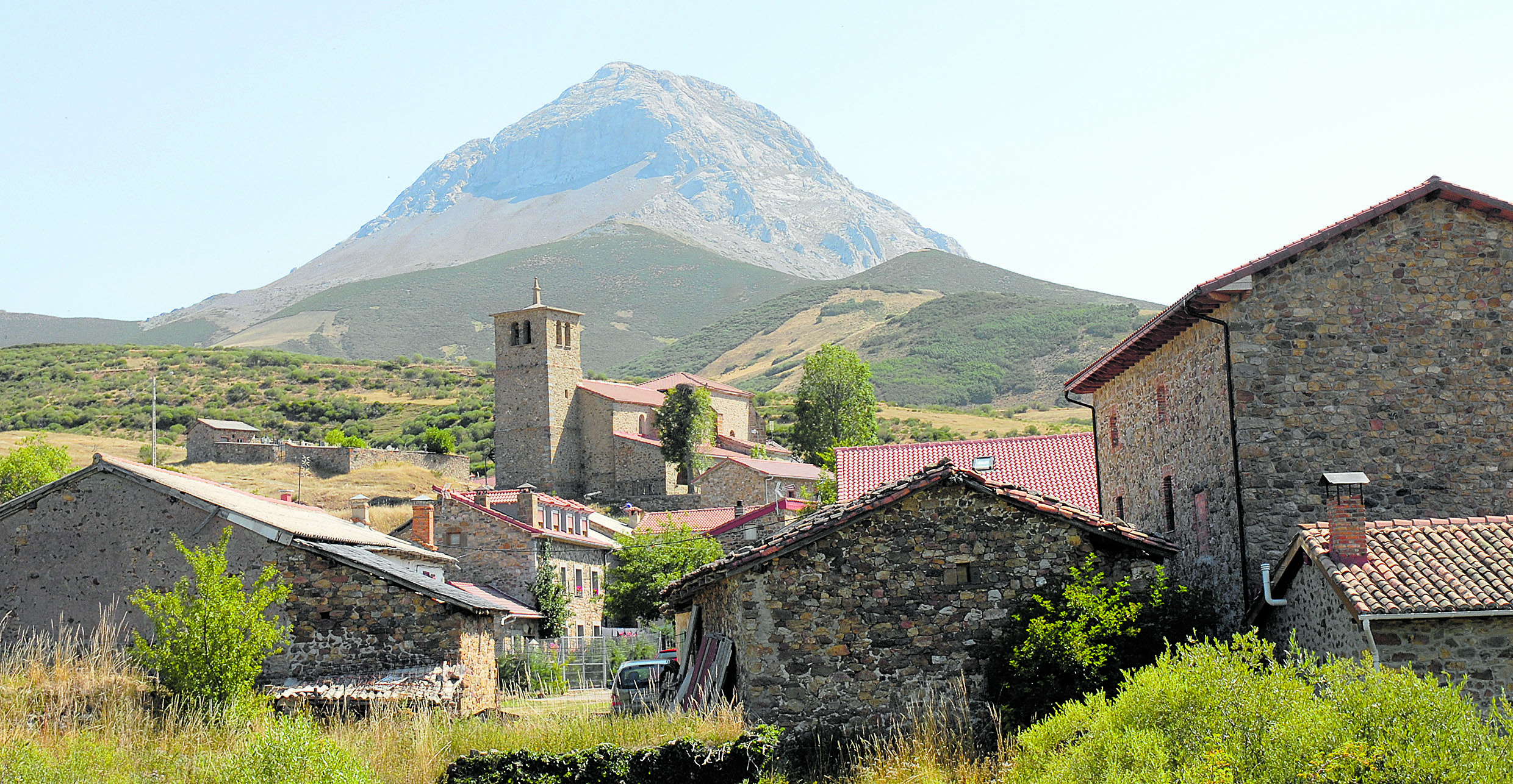Vista parcial de Valverde de la Sierra, en la que destaca su iglesia y, al fondo, el Pico Espigüete. | L.N.C.