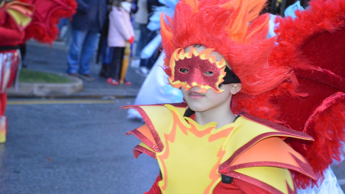 El desfile de Carnaval de Ponferrada contó este martes con grandes disfraces. | L.N.C.