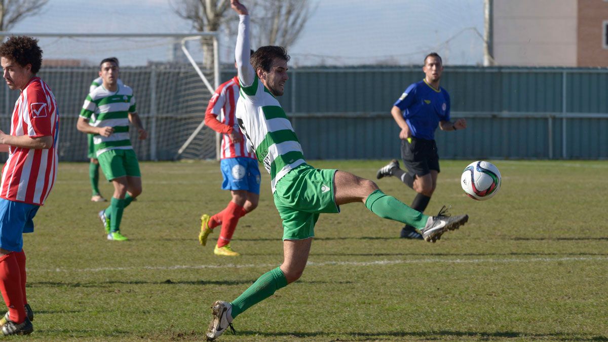 El jugador de La Virgen Esaú controla un balón. | MAURICIO PEÑA