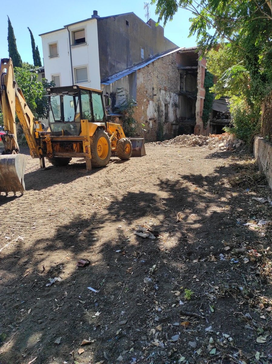 Trabajos de limpieza y desbroce en el futuro Jardín Romántico del Bierzo.