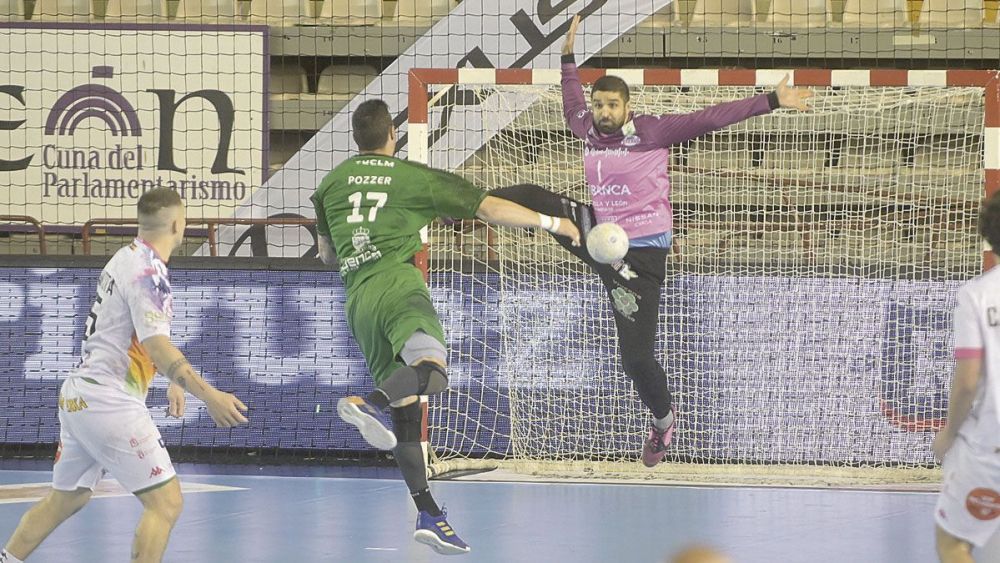 Saeid detiene un balón durante un partido de la pasada temporada en elPalacio de Deportes. | JESÚS F. SALVADORES