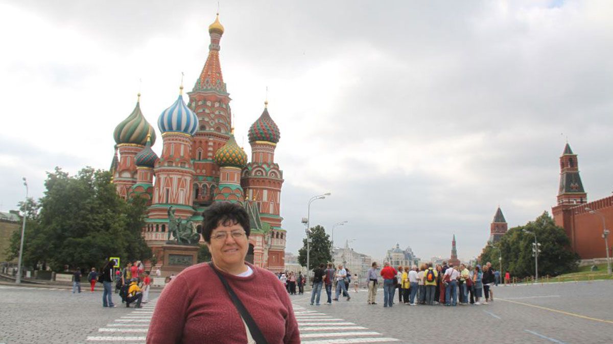 La autora de las fotografías y también poeta en la Plaza Roja, al fondo la catedral de San Basilio y a la derecha el Kremlim. | ÁNGELES MARTÍN FERRERO