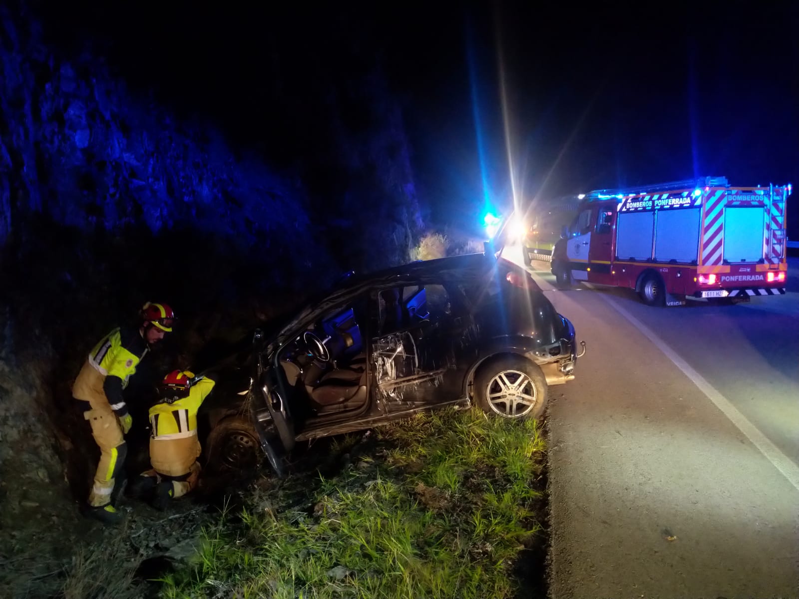 Momentos de la intervención de los Bomberos en Páramo del Sil. | BOMBEROS PONFERRADA