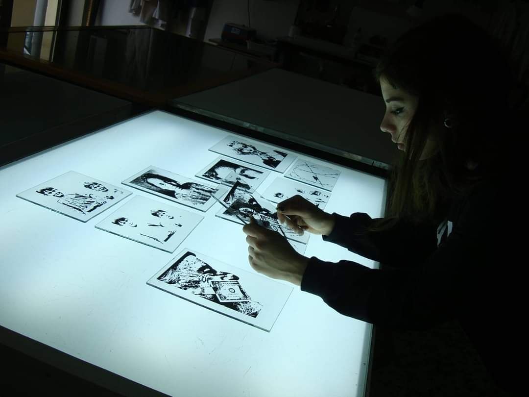 La artista natural de Asturias y afincada en León, María Tascón, trabaja en sus vidrieras sobre una mesa de luz.