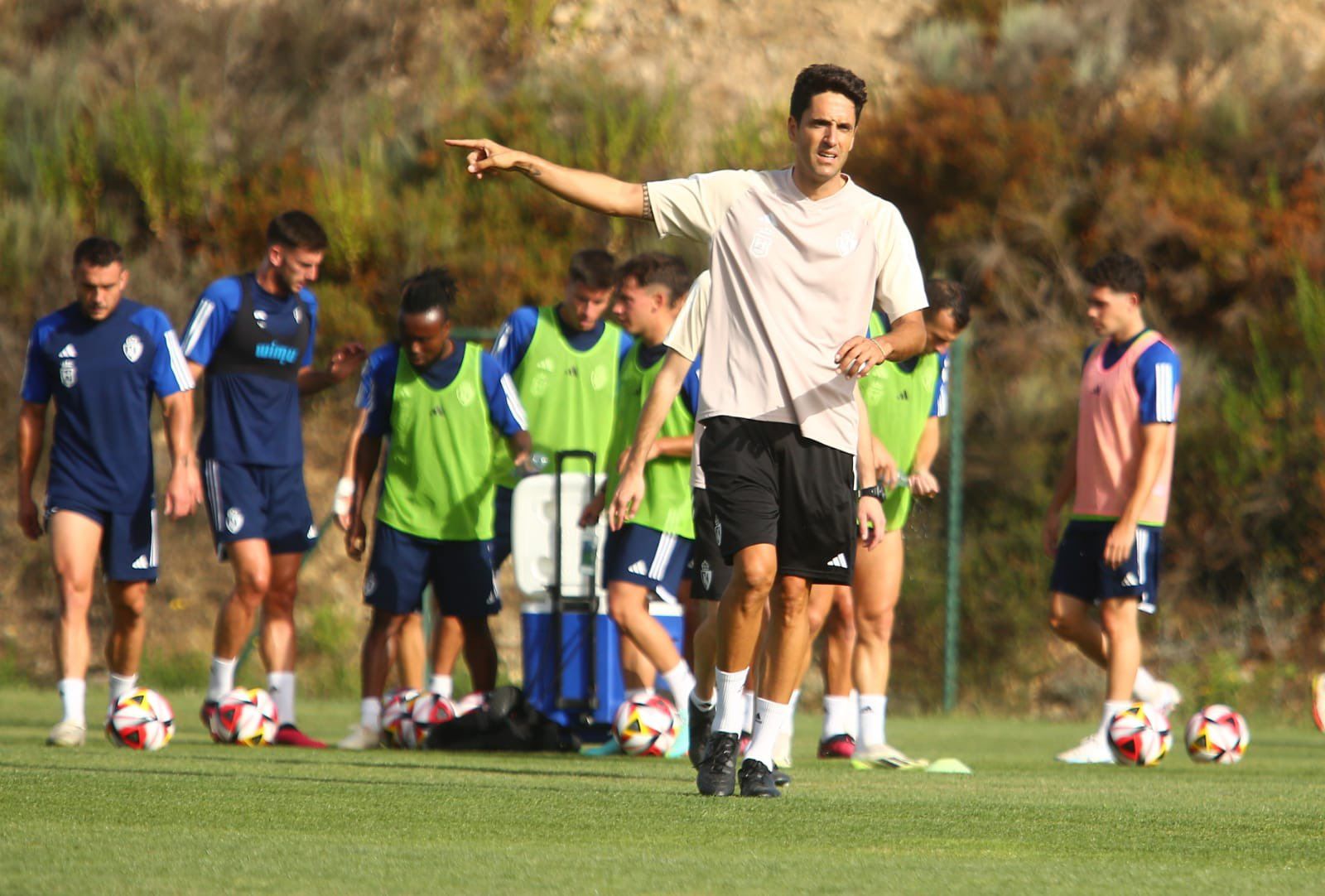 Íñigo Vélez dándo instrucciones durante el último entrenamientos | SDP