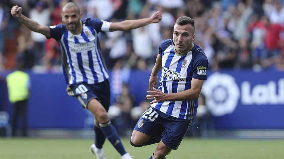 Pablo Valcarce disputando un partido con la Ponferradina | LALIGA