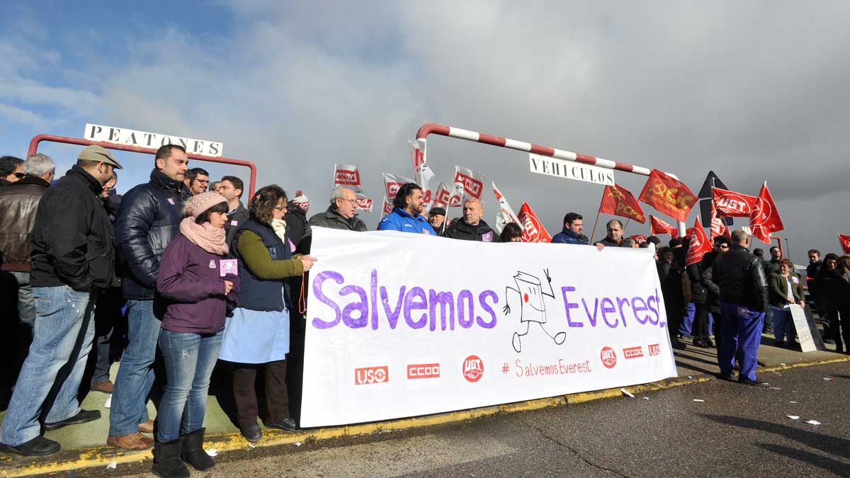 Los trabajadores en la última protesta realizada ante las instalaciones del grupo editorial Everest. | DANIEL MARTÍN