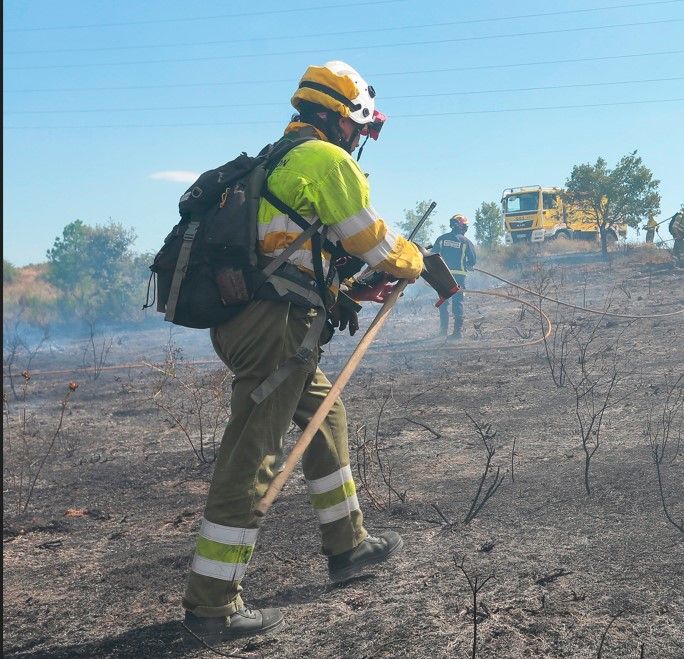 Imagen de archivo de un bombero sofocando un incendio | LNC