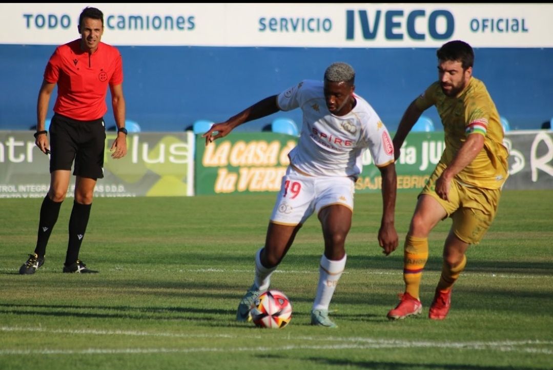 Dorian Jr controlando un balón en el partido contra el Calahorra esta pretemporada | CYDL
