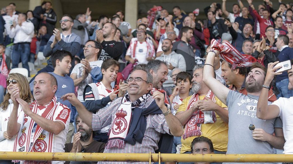 Imagen de la afición de la Cultural en el Reino de León | MAURICIO PEÑA