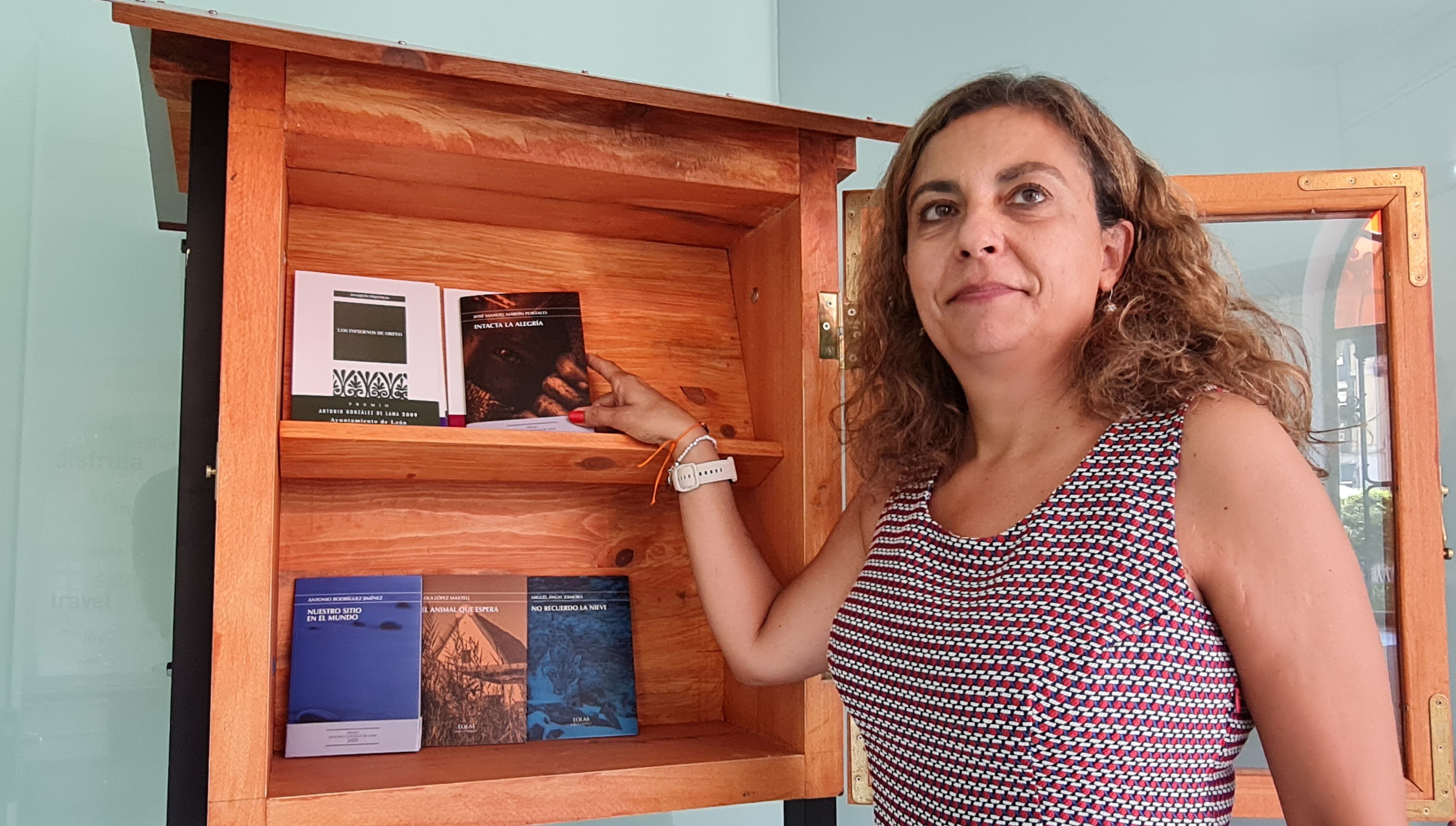 La concejala Mercedes Escudero junto al modelo de librería que del anfiTetatro de San Marcos. | L.N.C.