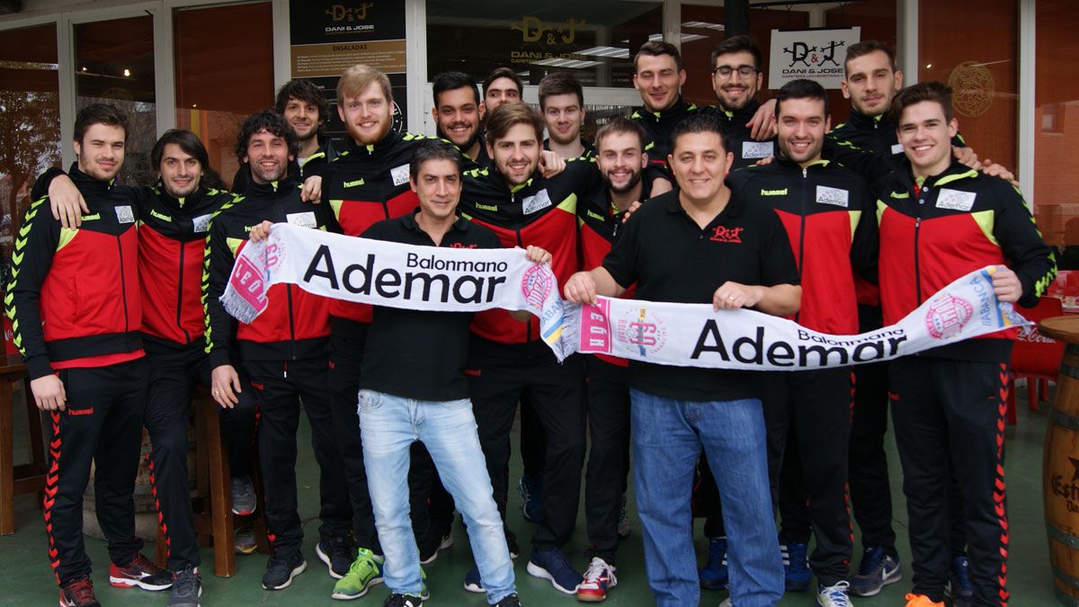 El Ademar visitó ayer a uno de sus patrocinadores, la cafetería universitaria Dani&Jose. | L.N.C.