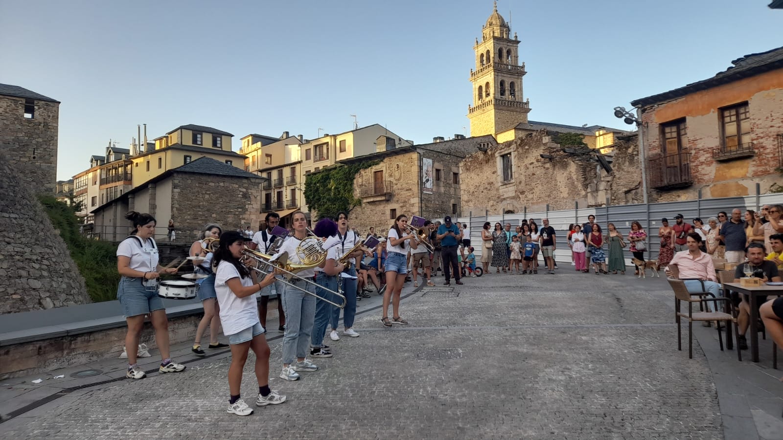 Brassica Rapa en su actuación en el casco antiguo, donde levantó al público. | MAR IGLESIAS