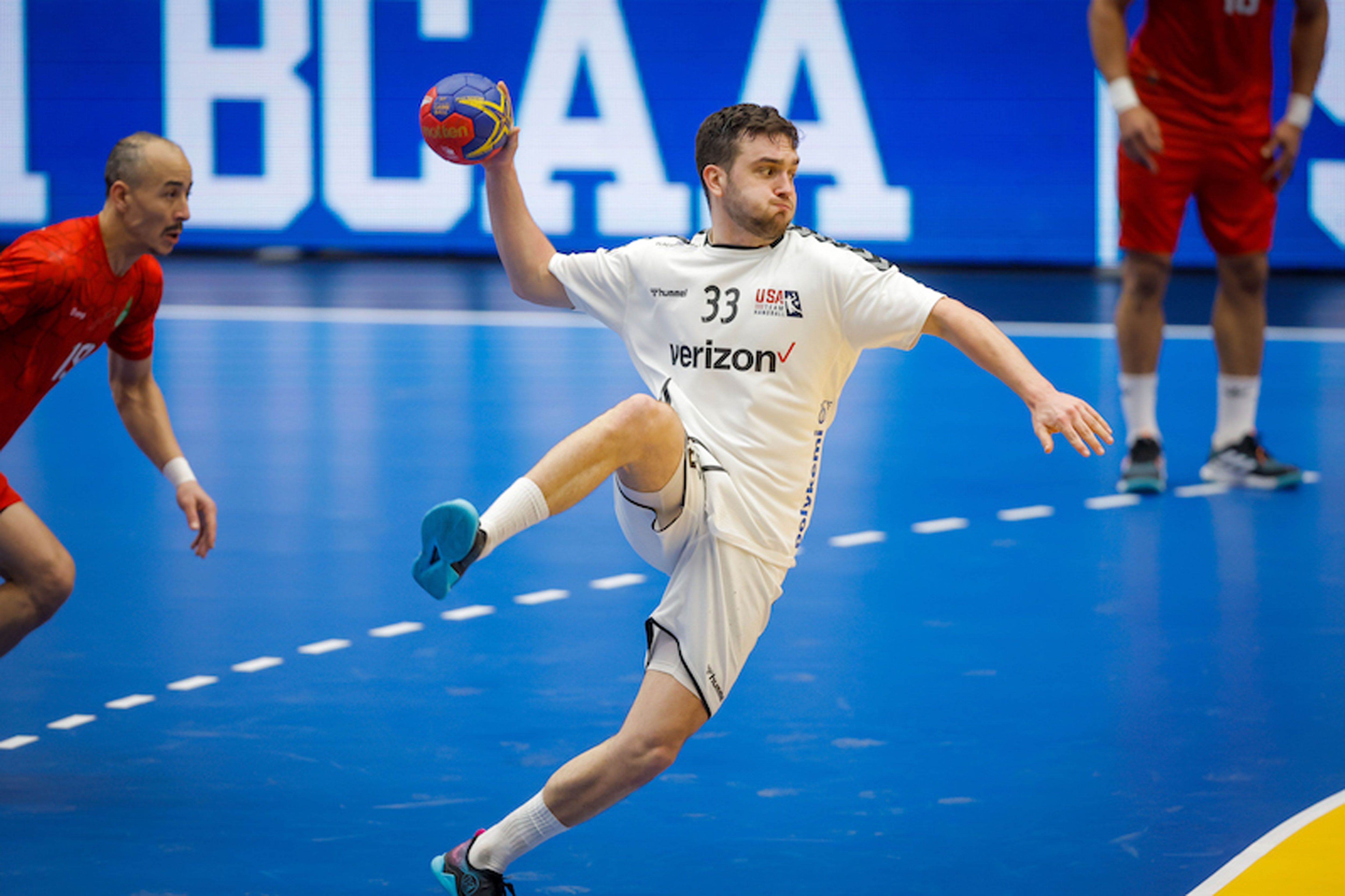 Samuel Hoddersen realiza un lanzamiento con USA. | JOZO CABRAJA (EHF)