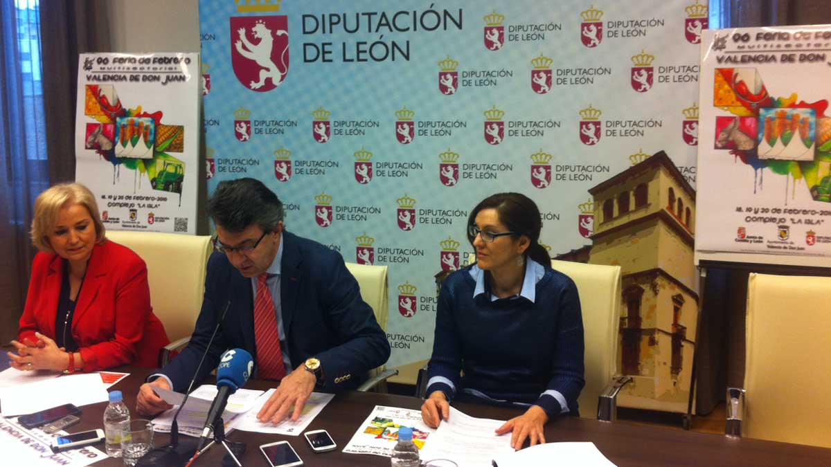 El alcalde de Valencia de Don Juan y presidente de la Diputación, Juan Martínez Majo (centro), durante la presentación del programa. | L.N.C.