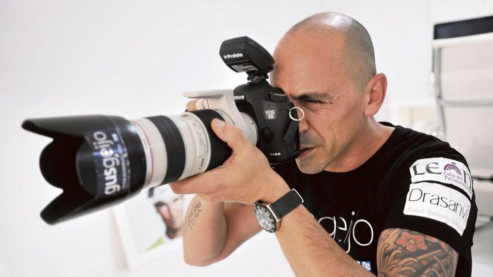 El fotógrafo leonés Gus Geijo en plena sesión de trabajo en su estudio en León. | DANIEL MARTÍN