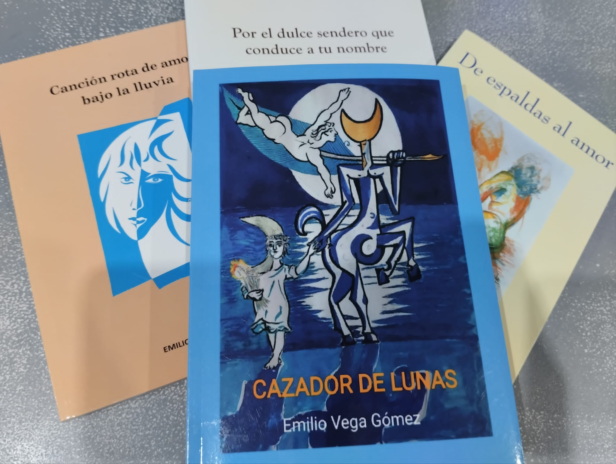 Portadas de algunos de los libros de Vega.