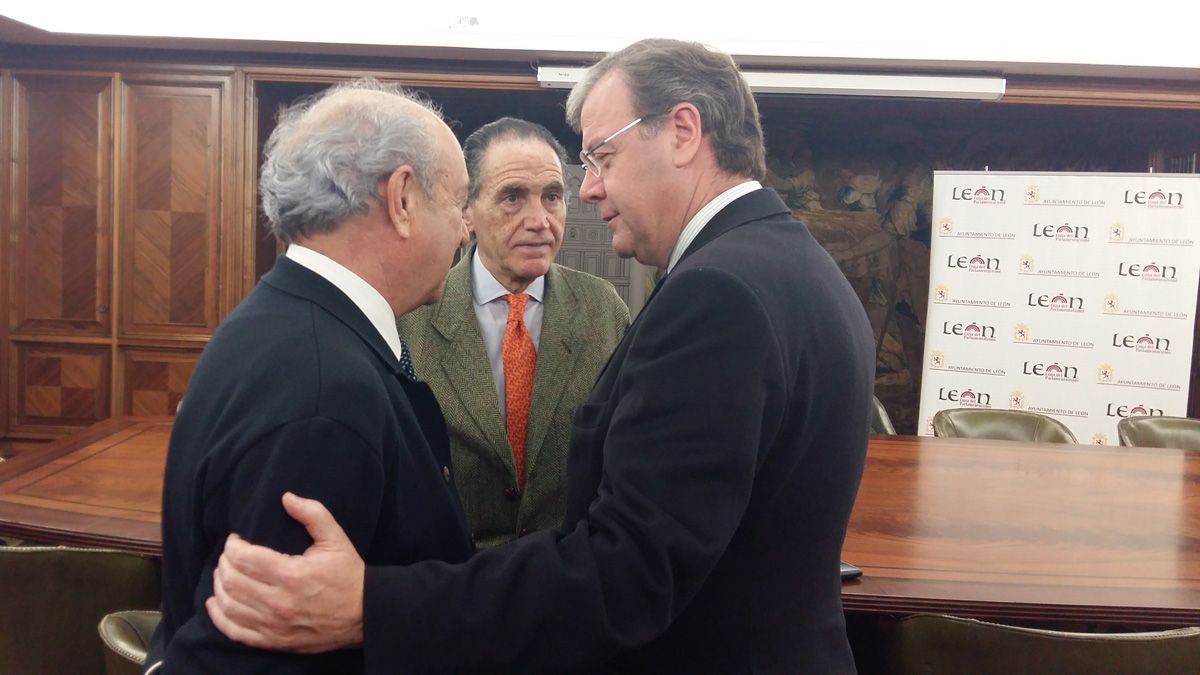 El alcalde de León, Antonio Silván, durante su encuentro con los responsables de la Fele. | A. MARTÍNEZ