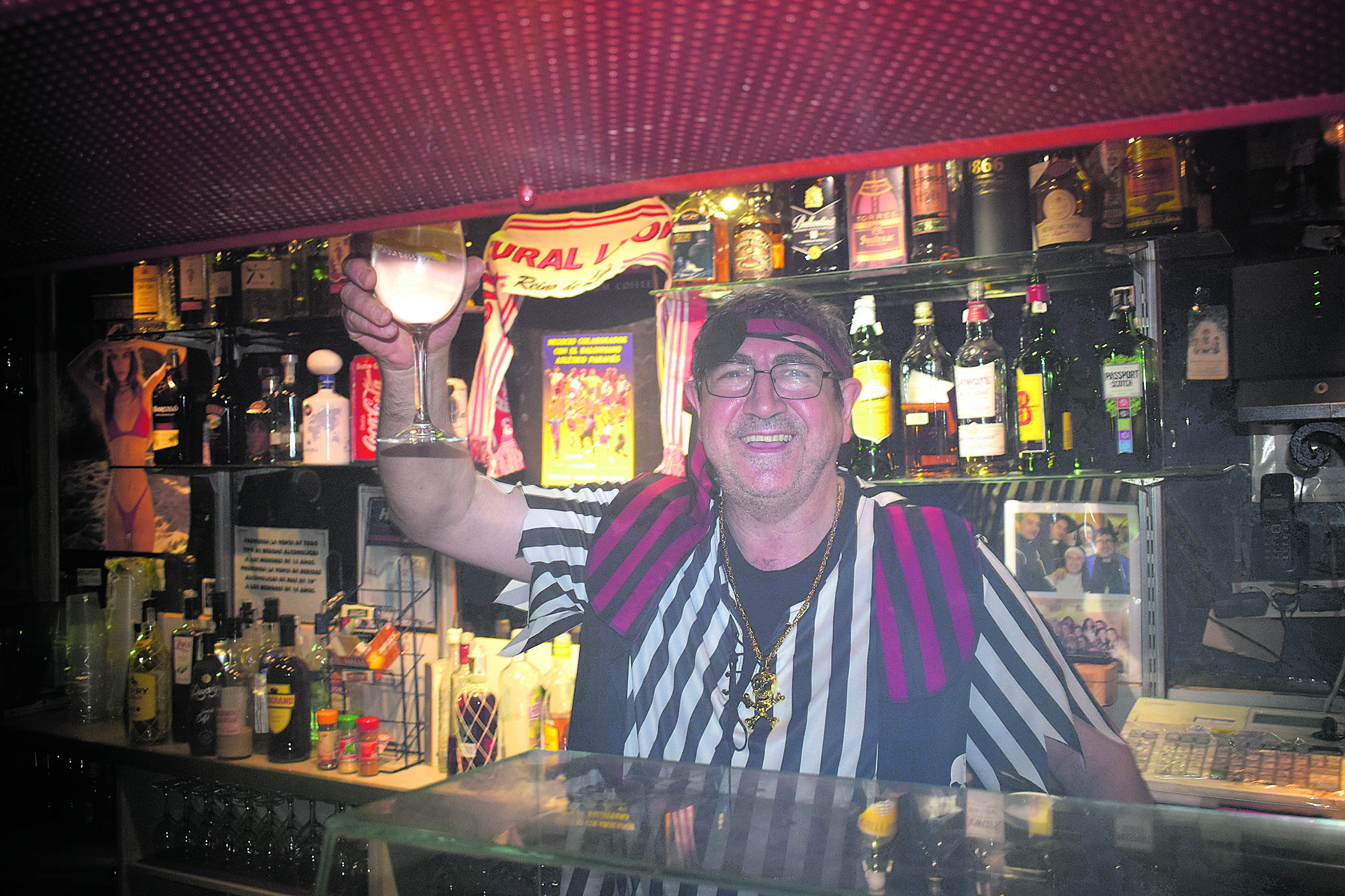 Clemente alzando una copa detrás de la barra del Olimpo durante el Carnaval de este año. | ALEJANDRO RODRÍGUEZ