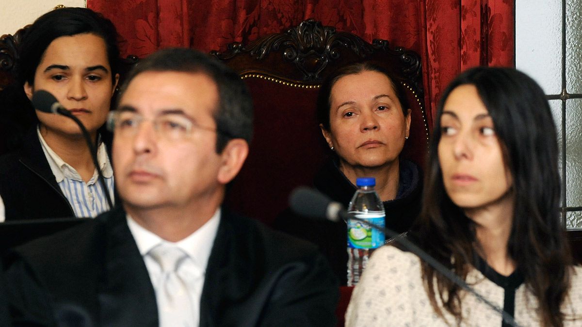 Las acusadas Montserrat González (2D) y Triana Martínez (I), y la policía local Raquel Gago (D), acompañadas por el abogado de esta última, Fermín Guerrero, durante la decimocuarta jornada del juicio. | ICAL