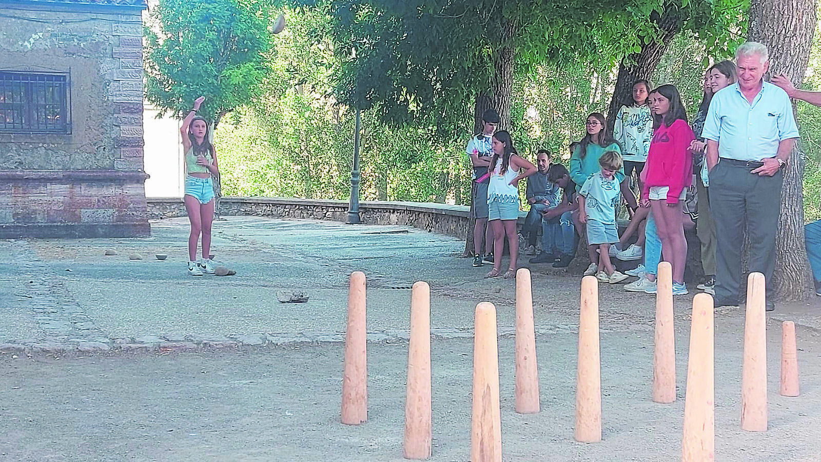 Carmen Ortega lanzando con perfecto estilo en su exitosa tirada, con 3 ahorcaos en el Comarcal de Bolos. | EVA CORDERO