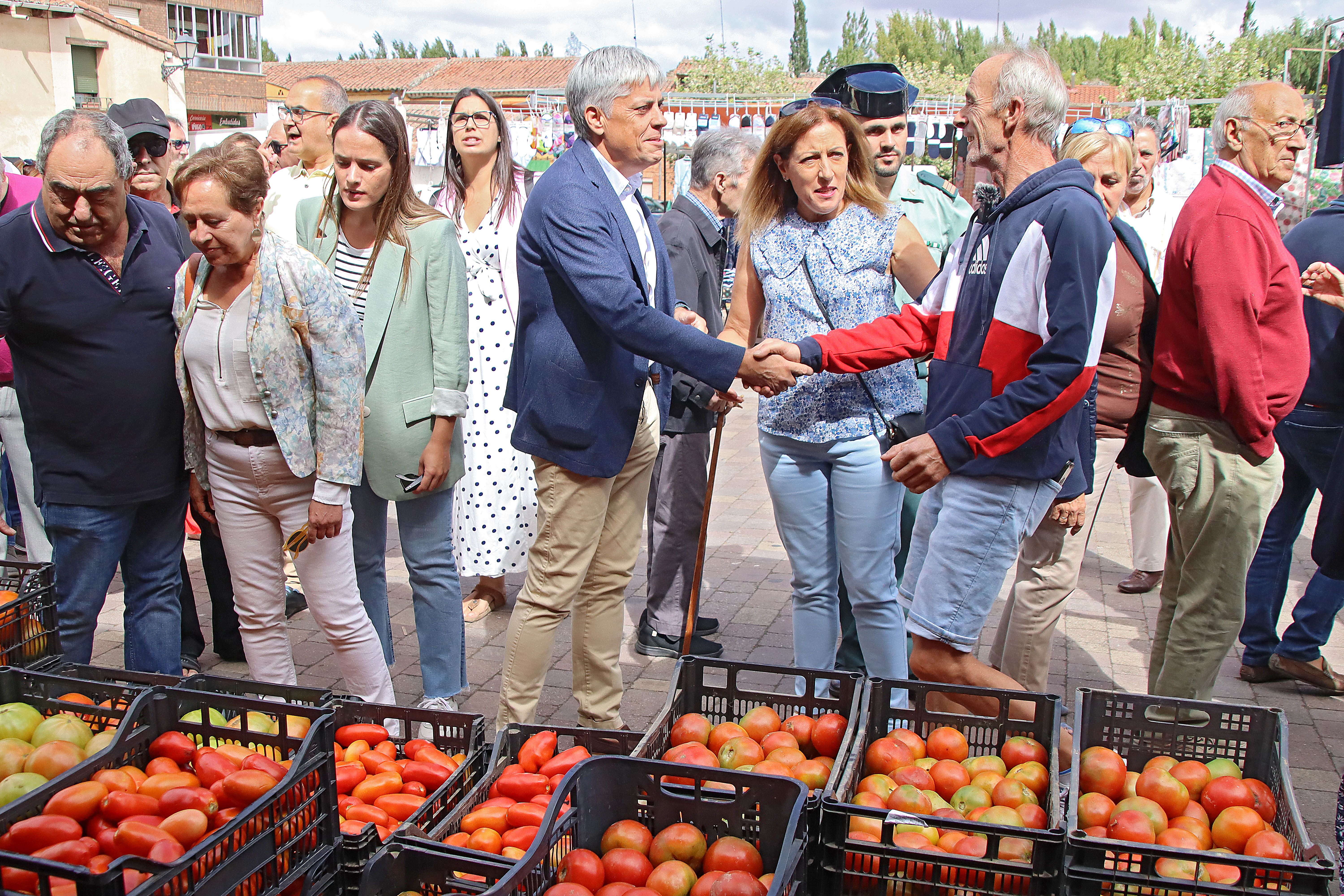 El delegado de la Junta en León, Eduardo Diego, asiste a la Feria del Tomate de Mansilla de las Mulas. | PEIO GARCÍA (ICAL)