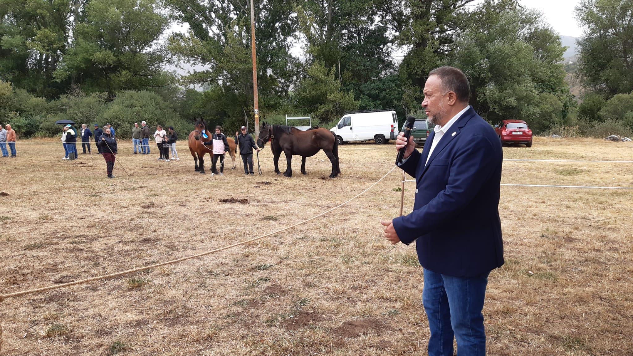 El presidente de la Diputación, Álvarez Courel, en su visita al reputado evento equino de San Emiliano en Babia. | LNC
