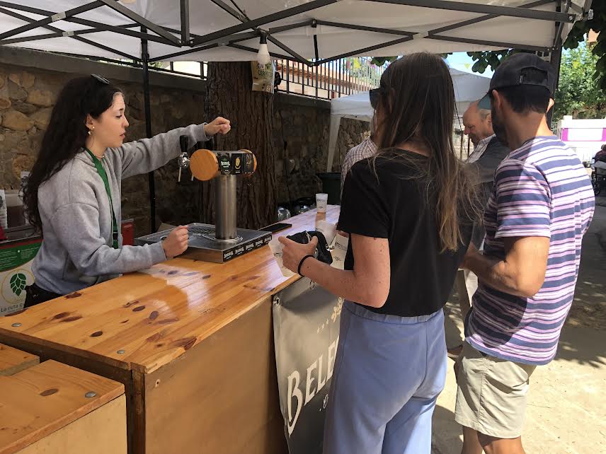 La cerveza y la artesanía se dieron cita estos días en Carrizo, con motivo del certamen ‘Lúpulo al vaso’. | P. F.