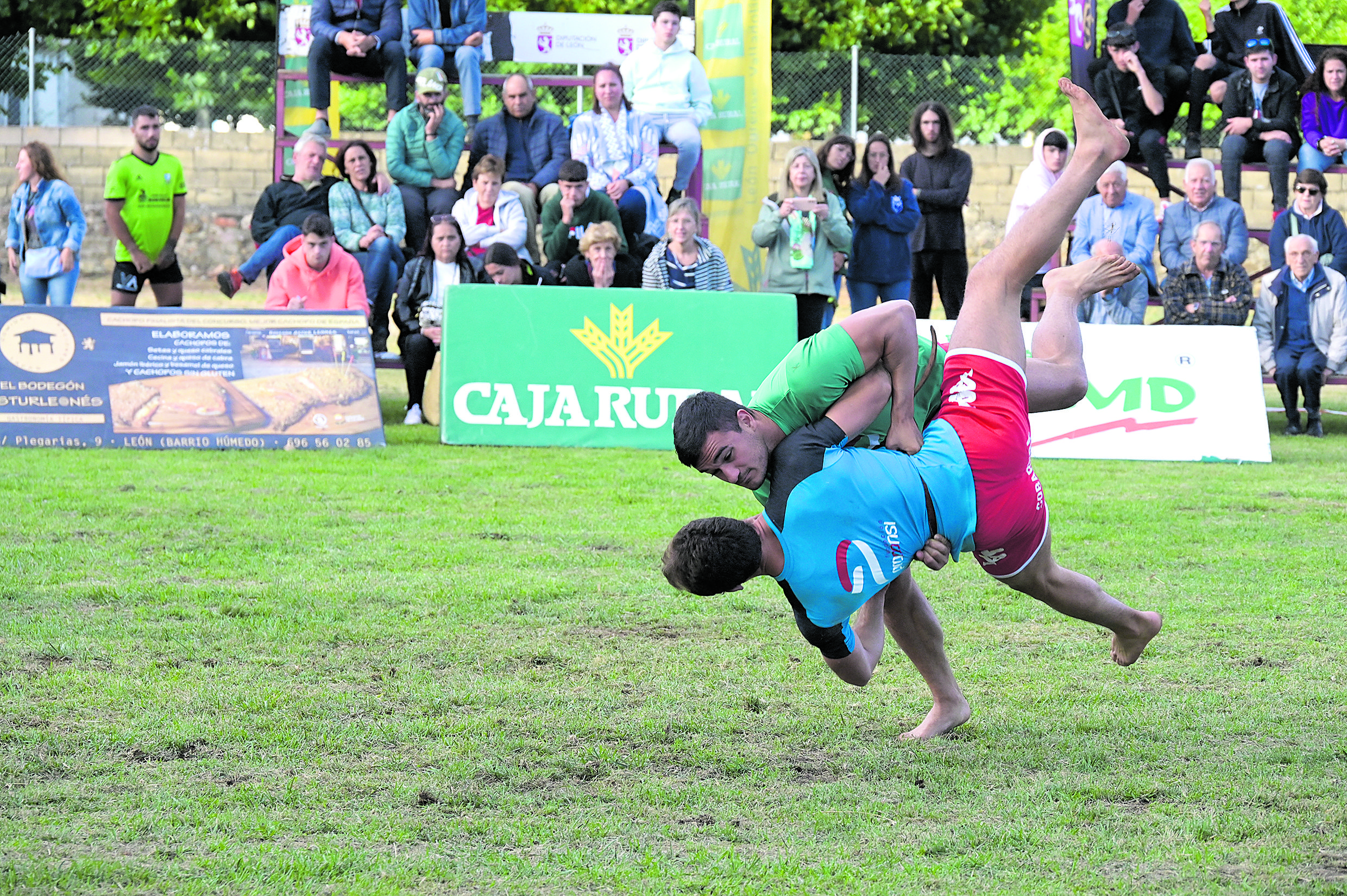 Adri de Villavente sigue imparable en medios, ayer sumó otra victoria imponiéndose, entre otros, a su alumno Carlos Fernández, de Velilla. :: MAURICIO PEÑA